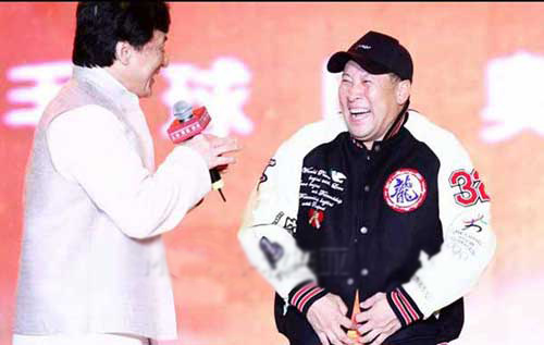 成龙赠送定制服装给运动员