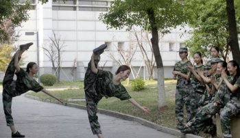 女生军训时裤子开档,定做服装质量为何这么水？