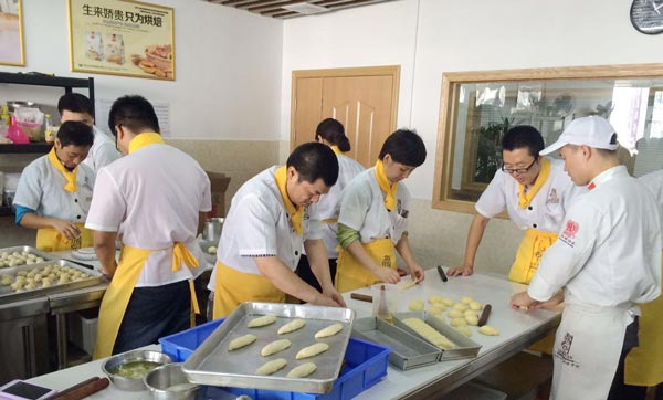 刘科元烘培培训学校学员服装