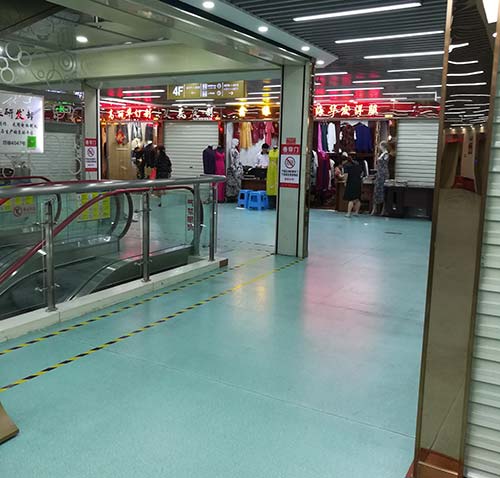 深圳东门中轻纺城四楼定做衣服的地方